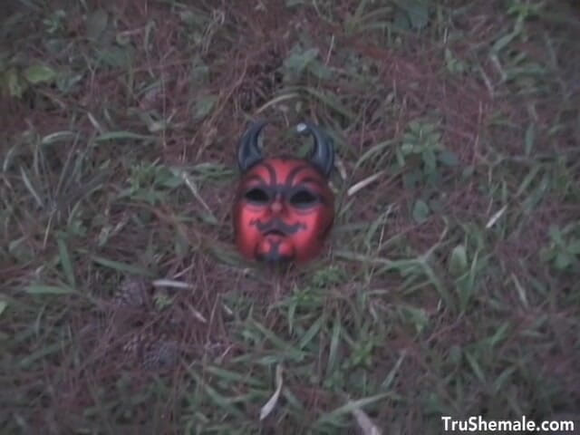 Tru Shemale: छोटा लंड टी-गर्ल luciamara santos बांधी जाती है और जंगल में दोहरी टीम की जाती है