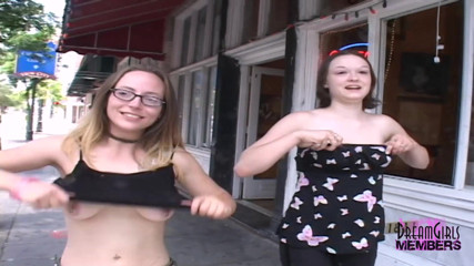 Dream Girls: Kari e Rose se mostram e dançam nuas