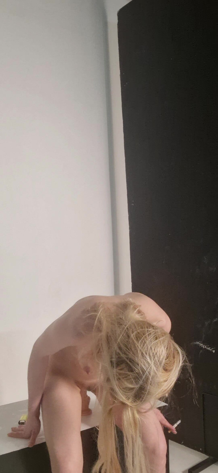 Lillia Cena: Gorąca Palenie Dziewczyna Pieprzy Dildo - Drobna Blondynka Europejska