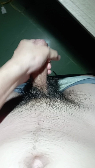 Lehung: Vietnamlı mastürbasyon yapıyor ama tamamen sert değil