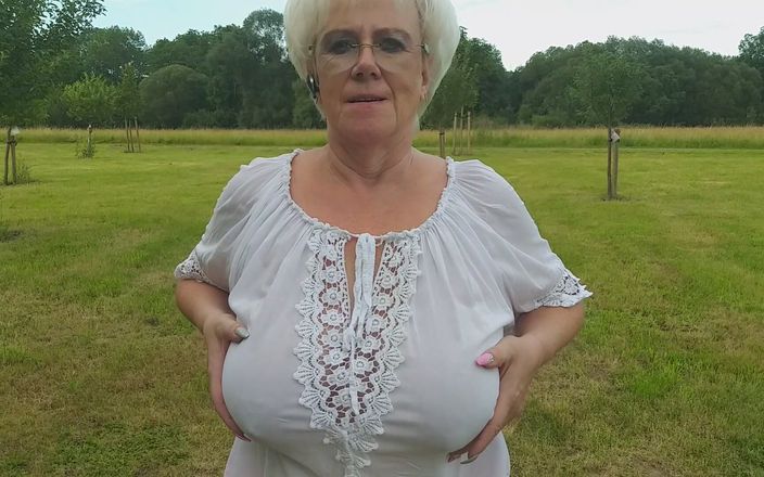 PureVicky66: Bunicuță sexy se pișă în aer liber