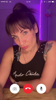 La videochiamata con la sorellastra diventa JOI