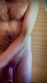 Nackter typ mit großem schwanz in der dusche
