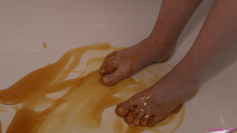 DanielleMaye: Липкие пальцы ног