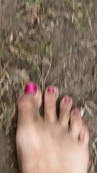 Pieds sales dans le jardin