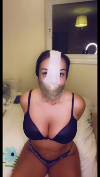 Latina amordaçada com calcinha e gravada com uma mordaça envoltório! 