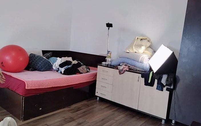 Amateur_MS: Amateur-ehefrau hat spaß, kleidung anprobieren und zu schneiden.
