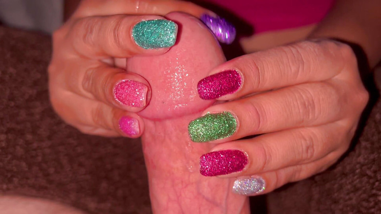 Latina mala: 아빠의 자지를 가지고 노는 스파클 손톱