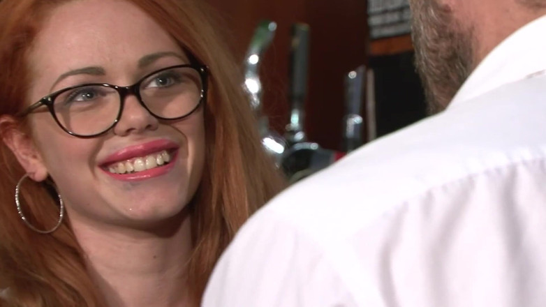 DARVASEX: Dívky v brýlích scéna-1 zrzka Ella Hughes si užívá finiš...