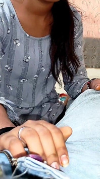 Indische freundin gab handjob beim zigarette