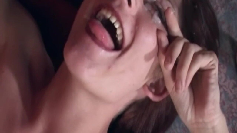 BANGORA RETRO CLUB: Madura milf abre los dedos y luego toma desordenado facial