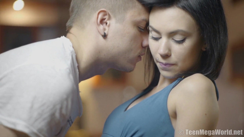 Teen Mega World: La bellezza anale riceve piacere anale