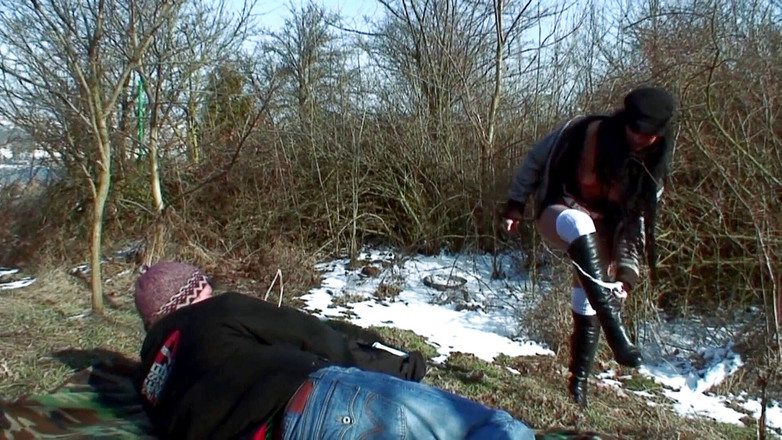 German amateur - 100% German hardcore videos: Милфа-брюнетка трахается рядом с шоссе