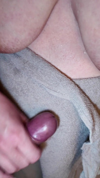 Wielkie naturalne cycki MILF Ręczna robota pod prysznicem. Spuszczam się na jej ręcznik.