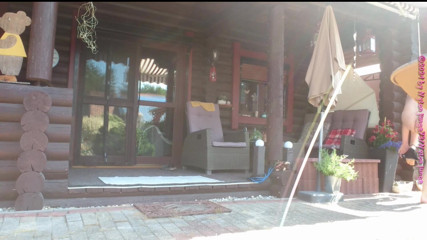 Carmen_Nylonjunge: Naturismo en el patio delantero 1