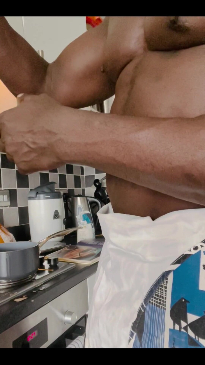 Afro Black XXX: Preparándose para hornear un pastel