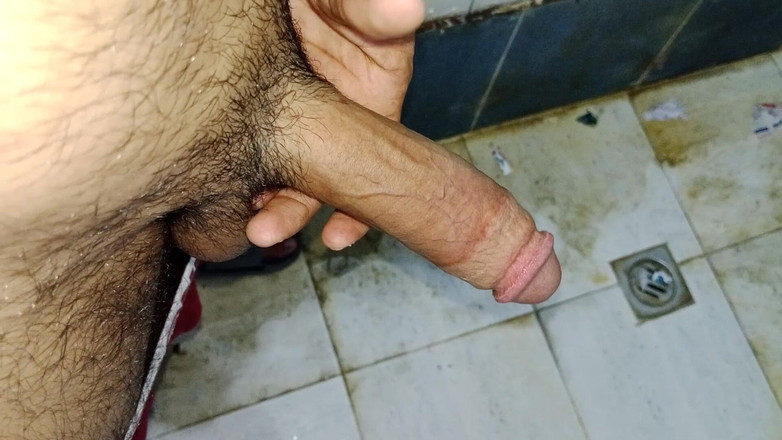 Naseemkhan: Un ragazzo di 22 anni si sta facendo il bagno in...