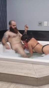 Komm und squirtet, er hat mich in der badewanne gefickt