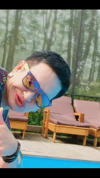 独自在泳池里