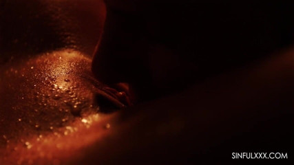 Sinfulxxx: Awek bertetek besar berkongkek dubur mendalam oleh SinfulXXX