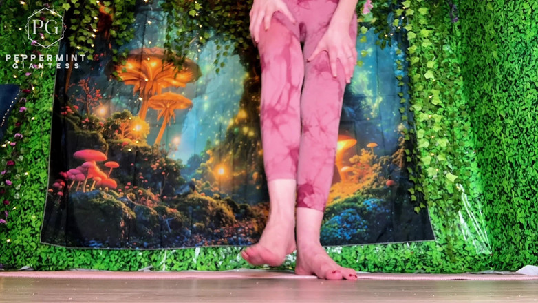 Peppermint Giantess: Boyut 16 Eu 50 Amazon feet minik parmak arası terliklerini aşağılıyor zavallı...