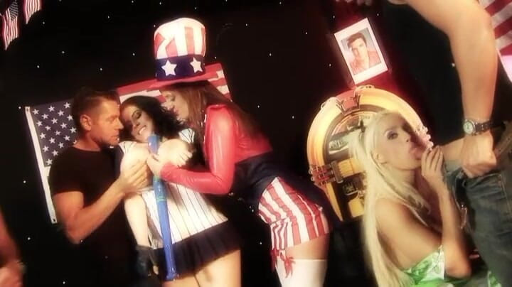 Darkko: Bustyアメリカの十代の若者たちは乱交で野生に行きました