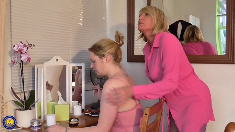 Mature NL: Blonde reife bekommt ihre muschi geleckt und gefingert