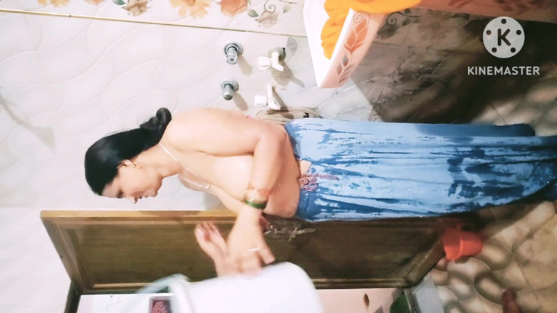 Lustykajolbhabhi: Gadrai Bua Ki Badkamer Me Chudai