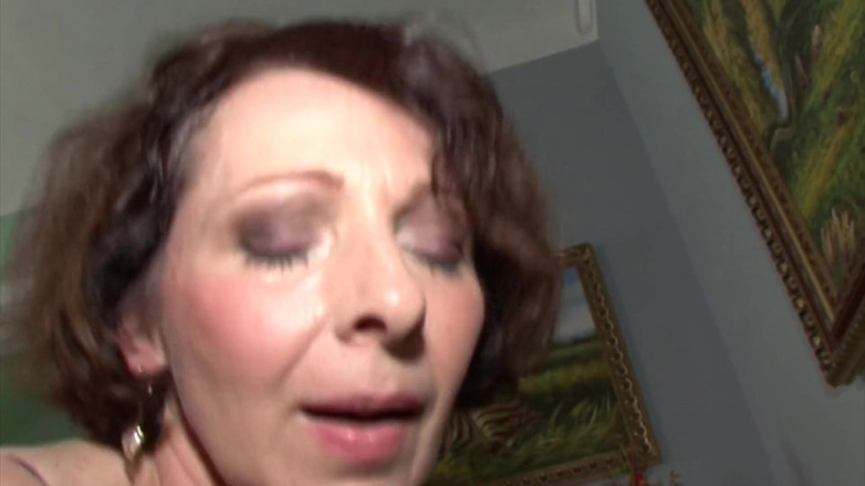 Mature Pussies: สเต็ปมัมถูกจับได้กำลังช่วยตัวเอง!