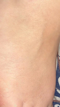 Pancutan mani pada kaki seksi