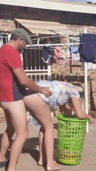 Ngentot di luar ruangan sambil melepas pakaian