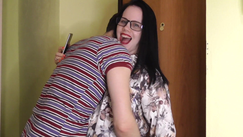 Anna Sky: Anna estava com cócegas muito e ela ficou molhada