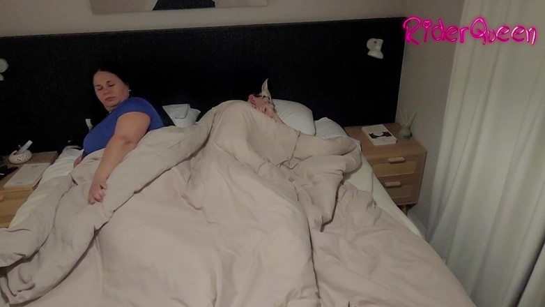 Riderqueen: Мачеха делит постель пасынка на кровати - видео для фанатов милфы-толстушки