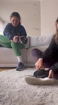 Luta livre feminina com pés suados e grandes