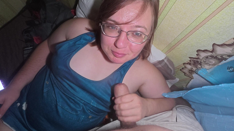 SchoolPrincess: Une gorgée de sperme. Éjacule dans ma bouche après une bonne...