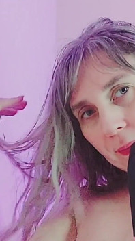 Milf jugó con consolador chupó y frotó entre tetas