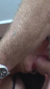 Due MIlf tedesche condividono un solo cazzo dentro le loro fighe, per essere apprezzato e fatto godere facendole orgasmare