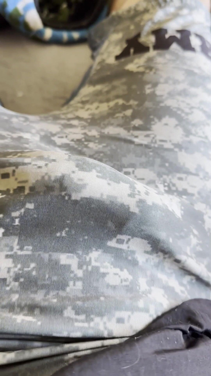 Gay Soldier Stuff: Solider dell'esercito si masturba nel suo wrestling singlet spara sborra...