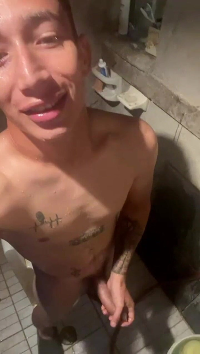 Tetto Michel: Heterosexuální syn mého souseda mi ukazuje všechno za peníze