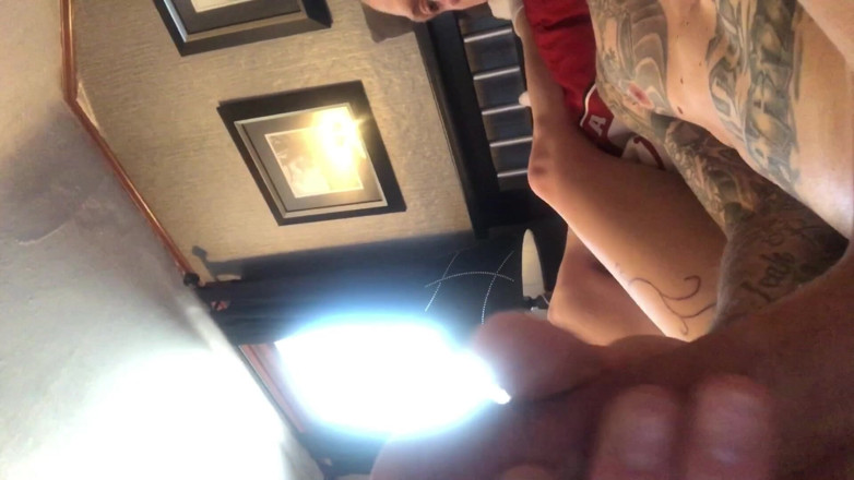 Bo Bangz: 继妹决定她今天想吮吸一些大白鸡巴