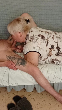 Madrasta chupa meu pau e engole porra