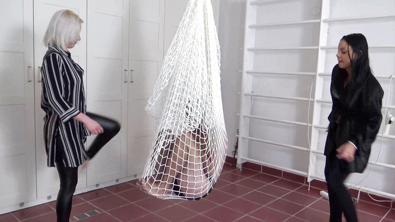 Femdom Austria: Jucărie pentru doamnele sado!