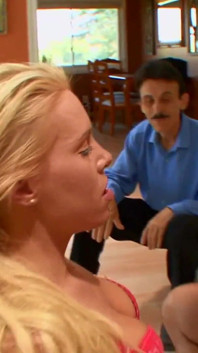 Une blonde sexy se fait baiser par son demi-frère pendant que son copain les regarde