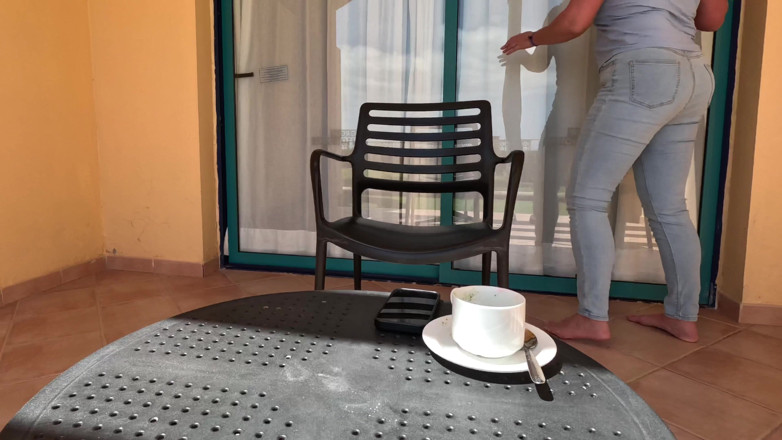 Emma Voyeur: Balkon Volle Blase - Gesperrte Und Benetzende Jeans