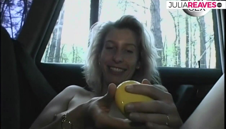 Retro German Casting: Blondă curvă excitată se joacă cu vibratorul