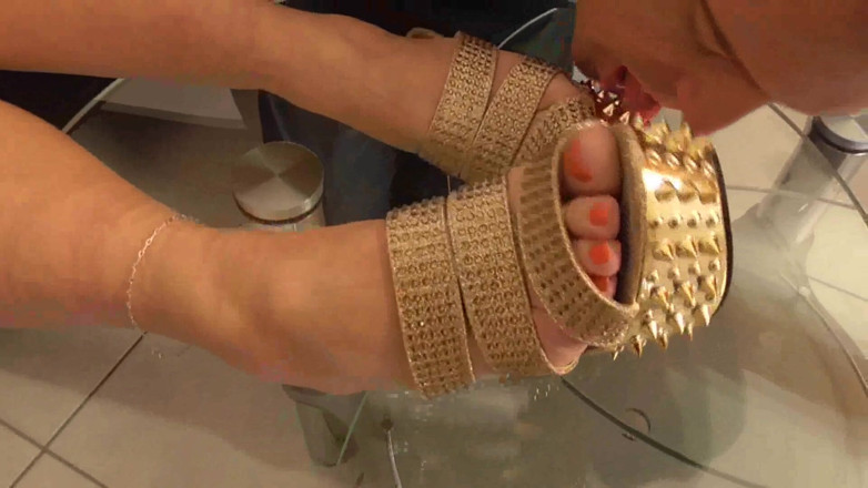 Foot Girls: La padrona lascia che il suo schiavo lecchi le sue...