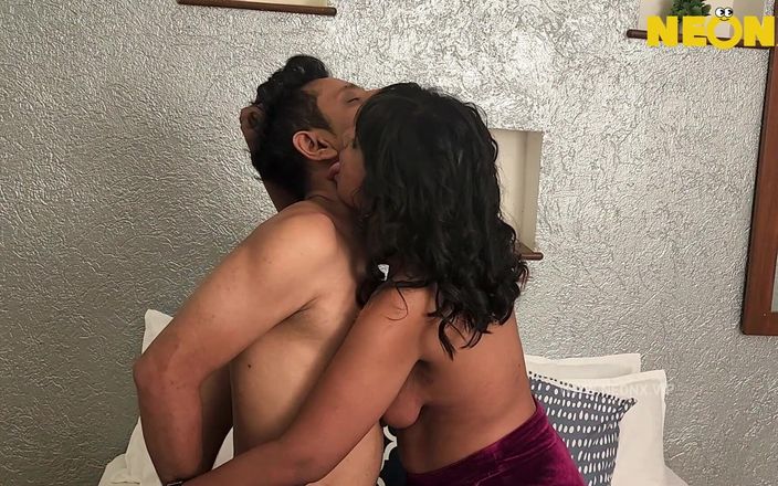 Neonx VIP studio: Passionerat par hårdhänt sex i sängen - Desi -porr