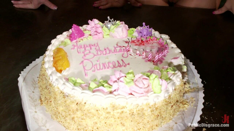Public Disgrace by Kink: Joyeux anniversaire, princesse Donna ! Filthy anal fuck fest (deuxième partie)