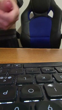 Ofis Sandalyesinde Güzel El Işi Ve Büyük, Dolu Toplarla Güzel Boşalma