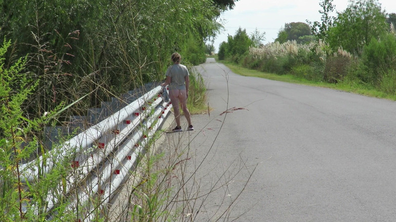 Milfcamsex: Patricia на мосту через дорогу